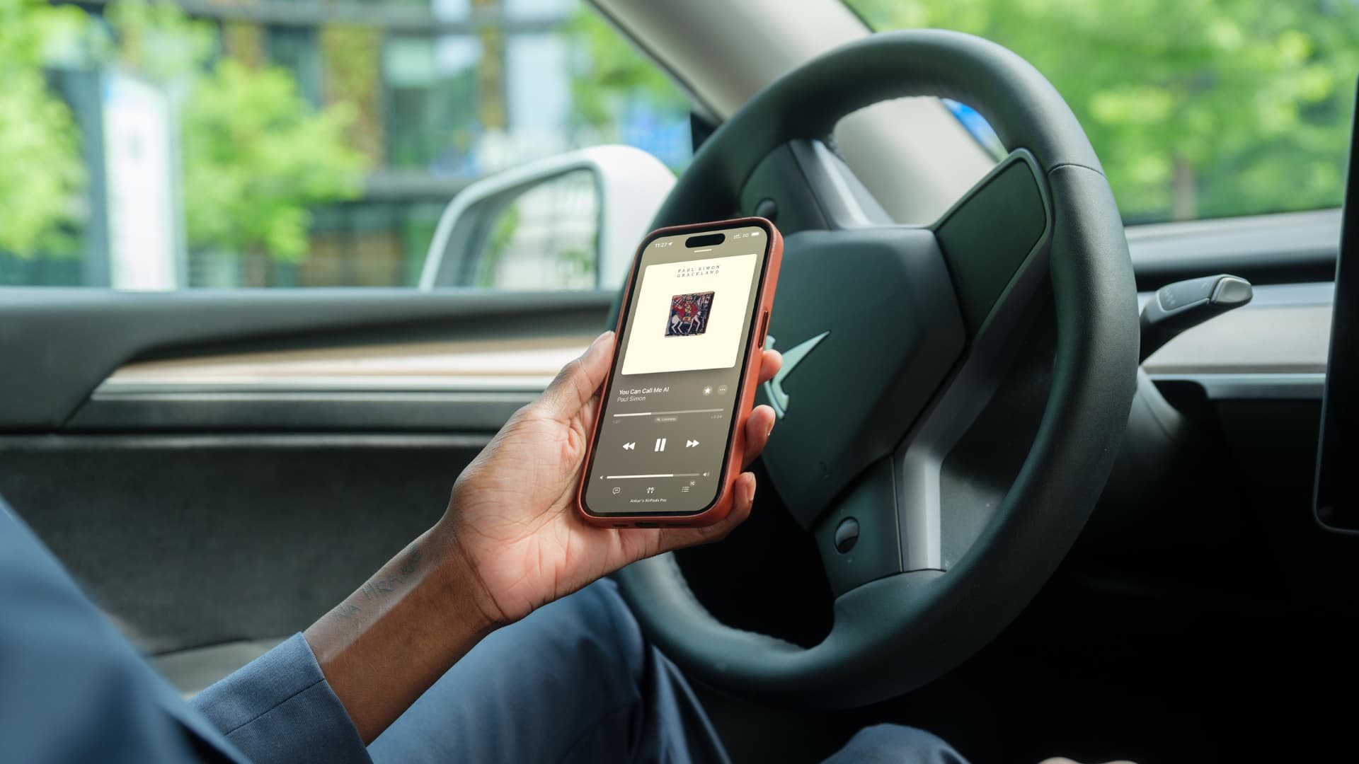 Mantén tu iPhone conectado a tu coche con AirPods